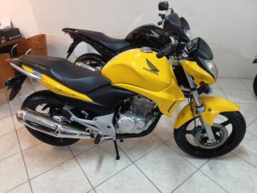 HONDA - CB 300R - 2013/2013 - Amarela - R$ 13.900,00