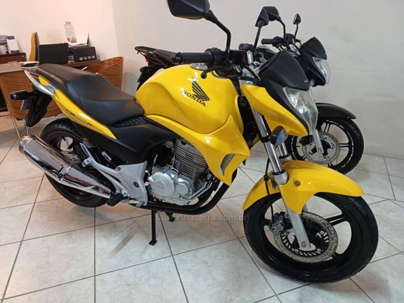 HONDA - CB 300R - 2013/2013 - Amarela - R$ 13.900,00