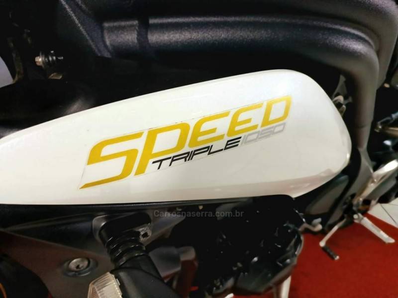 TRIUMPH - SPEED TRIPLE - 2014/2014 - Branca - R$ 34.900,00