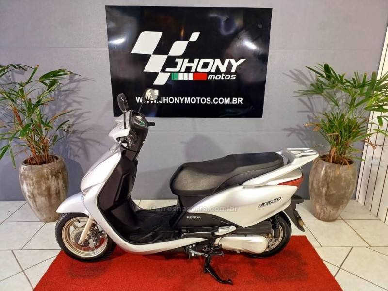 HONDA - LEAD 110 - 2010/2010 - Prata - R$ 9.500,00